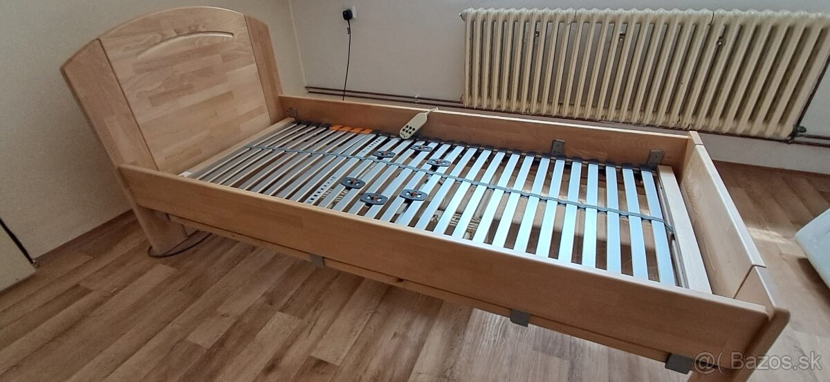 Elektrická polohovatelná postel z masivu