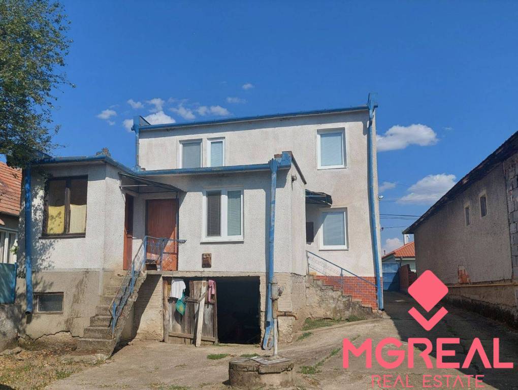 Rodinný dom s veľkým pozemkom  - Veľký Cetín