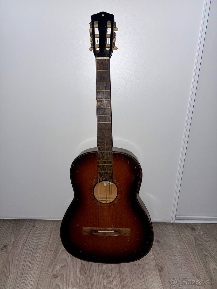 Staršia akustická gitara