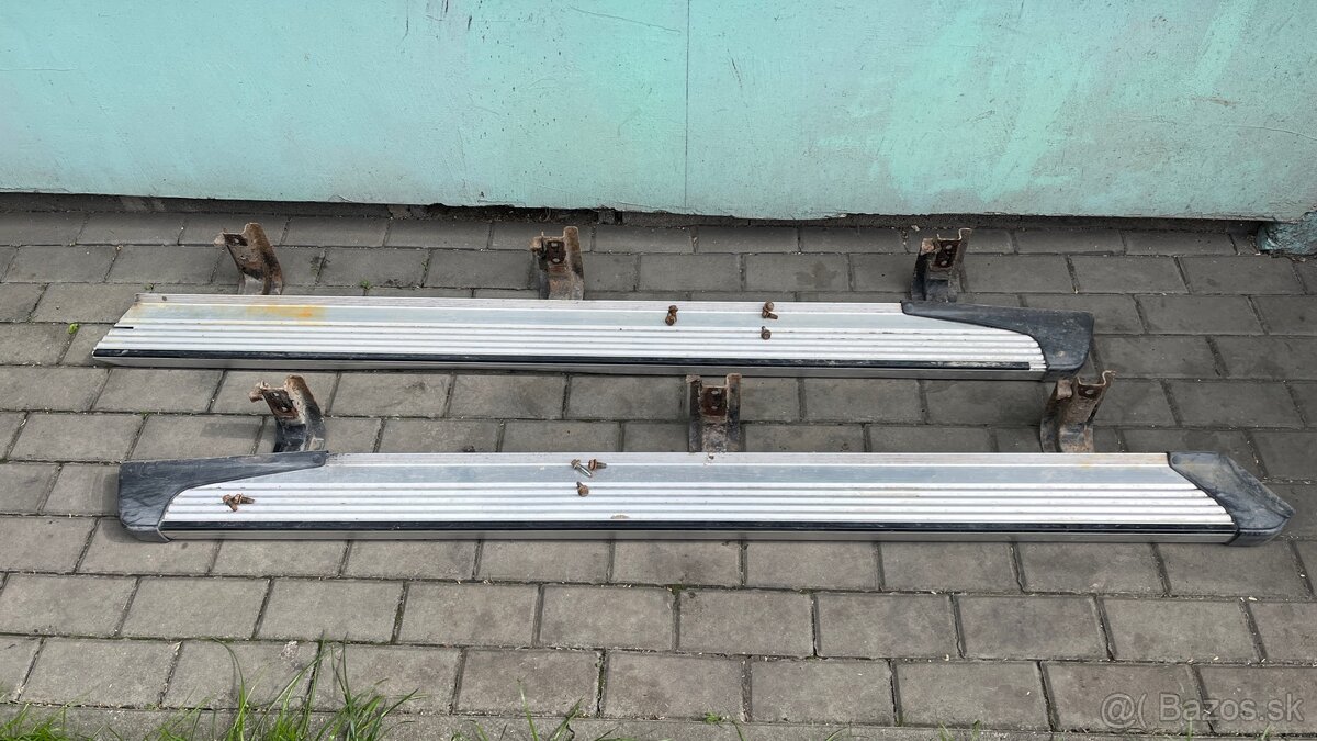 Nášlapy Nissan patrol y61