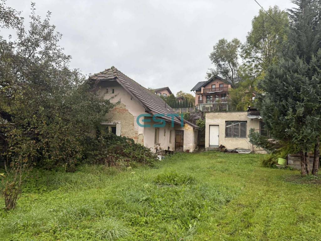 Stavebný pozemok Višňové v strede obce