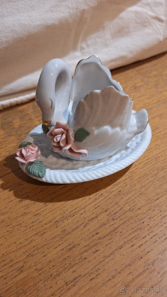 1. Biely porcelánový svietnik / soška labute s ružičkou – je