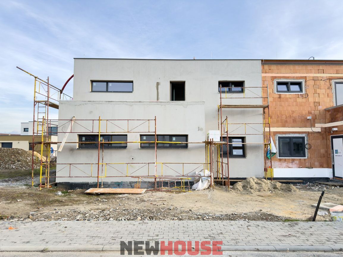 Novostavba 5-izbového rodinného domu (RD1) na pozemku 378 m2