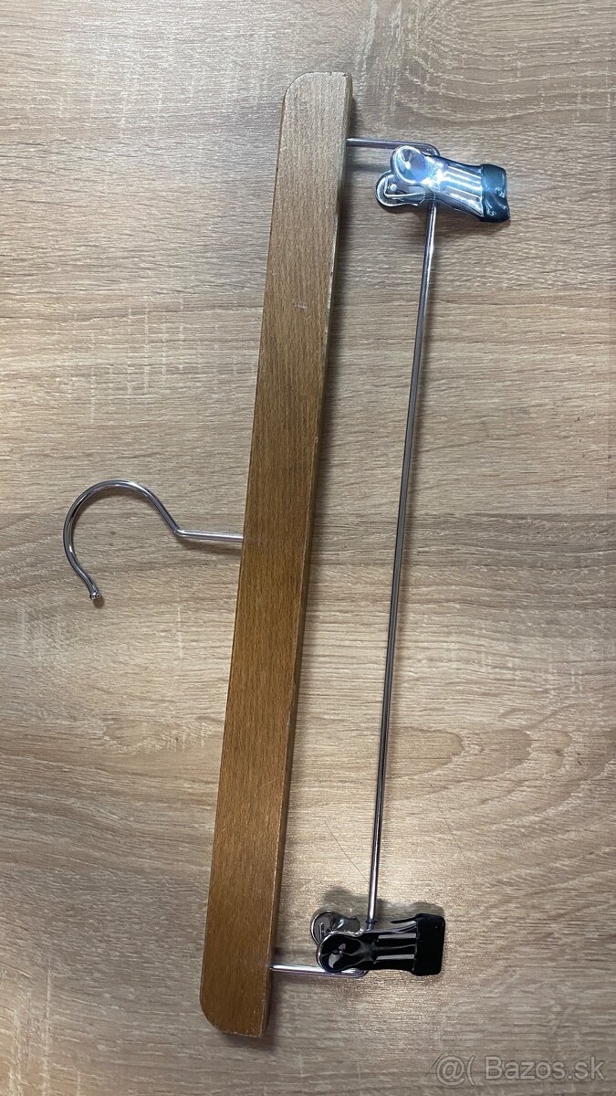 Vešiak štipcový drevený
