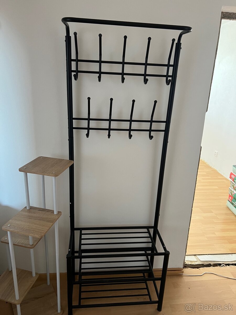 Predam vešiak so sedenim - uplne novy