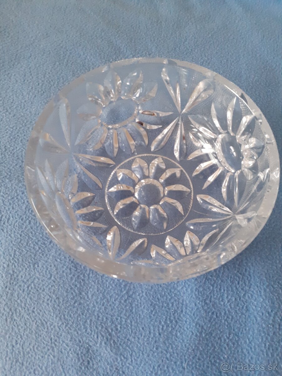 Misa z brúseného skla.