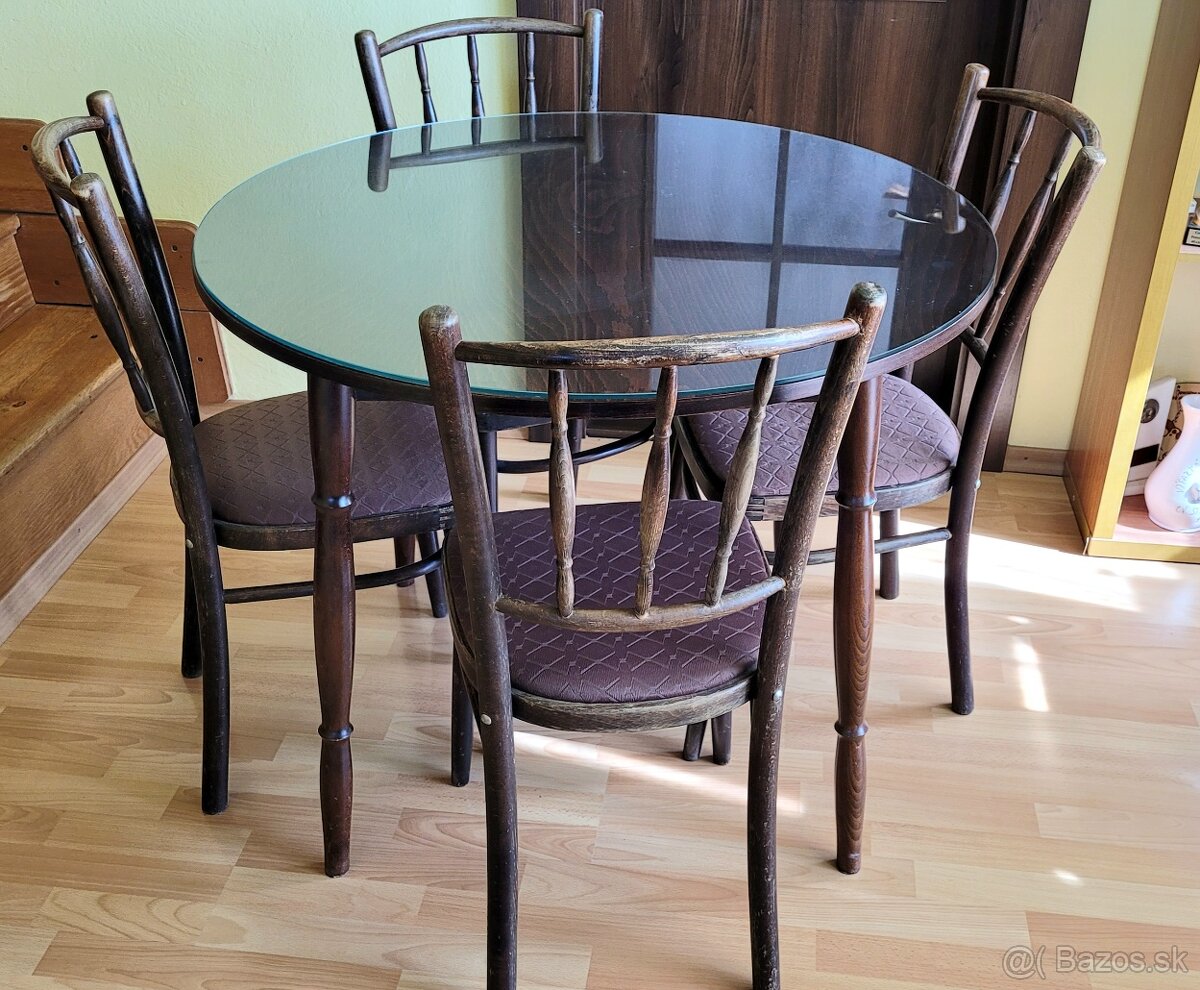 Drevený stôl a stoličky
