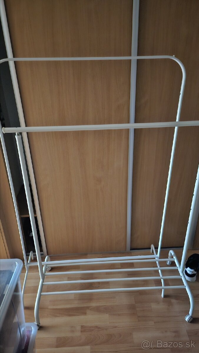 Stojan na oblečenie