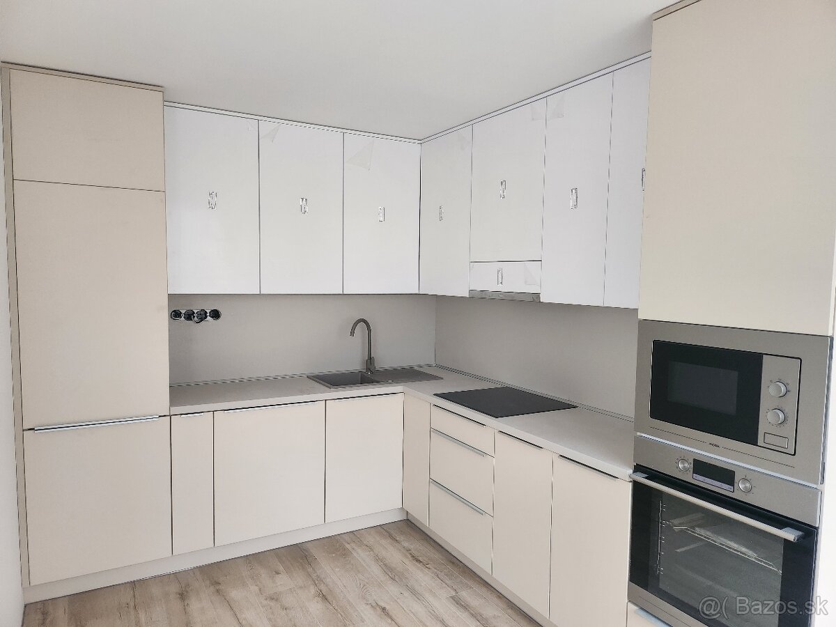 Novo-zrekonštruovaný 3- izbový byt nad Jazerom