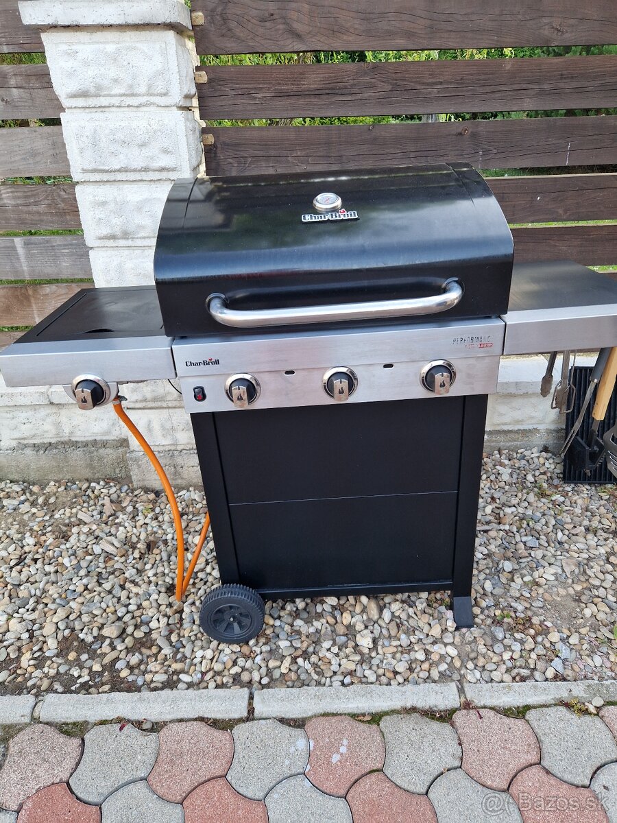 Predam plne funkčný , velmi zachovaly plyn gril CHAR - BROIL