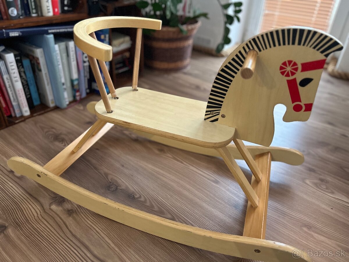 Drevený hojdací koník