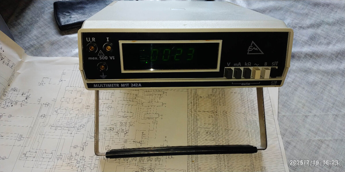 Číslicový multimeter.