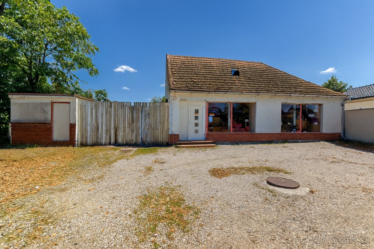 Na predaj priestranný pozemok s rodinným domom v Moste pri B