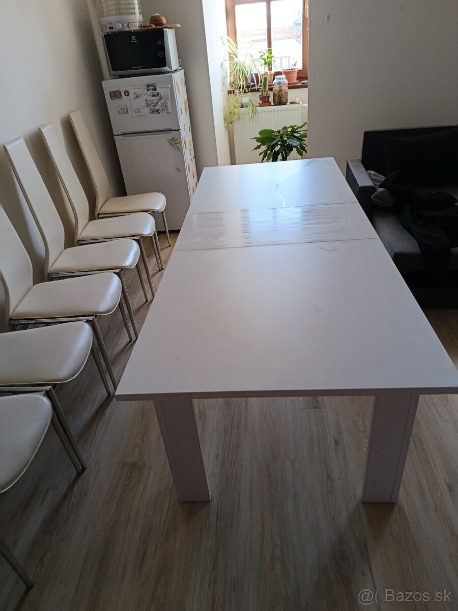 Predám stôl a stoličky