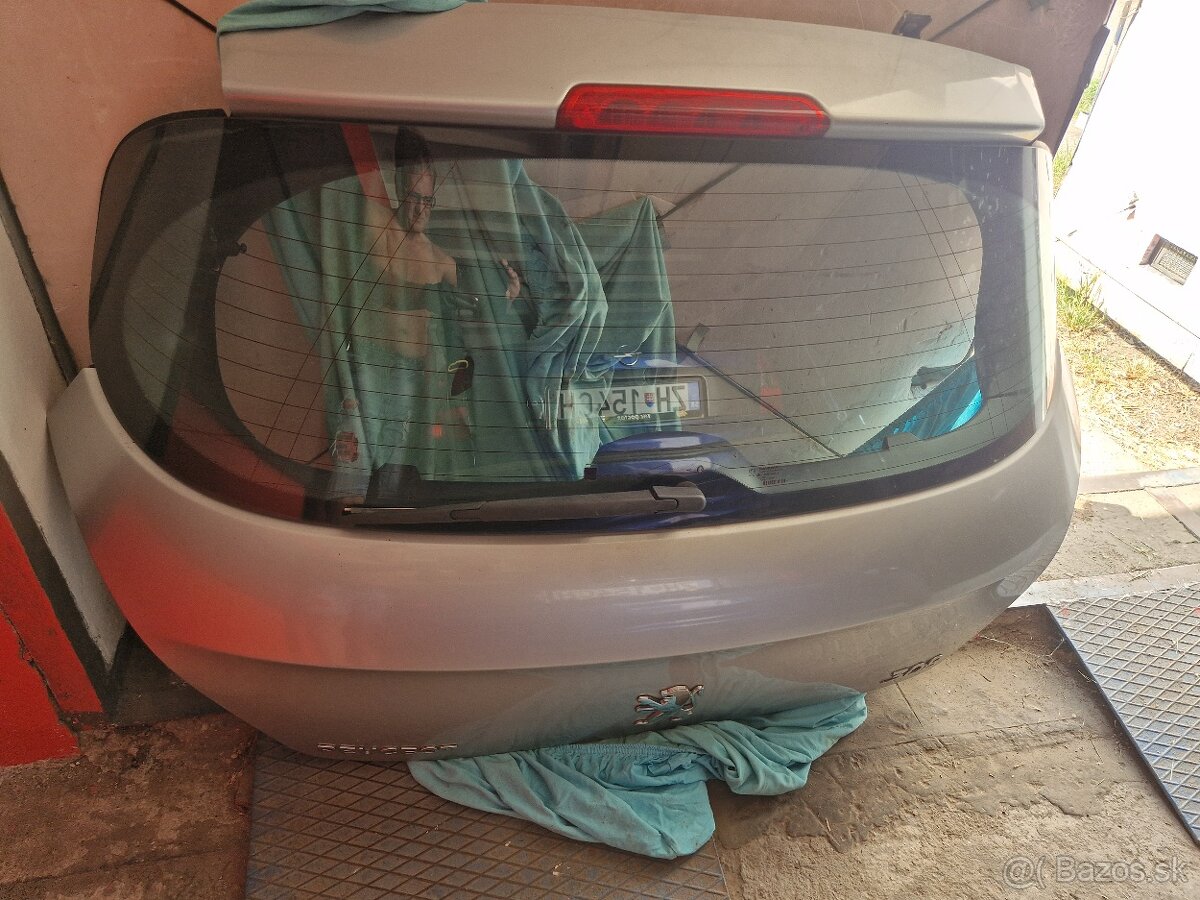 Peugeot 308 zadne 5dvere strieborne