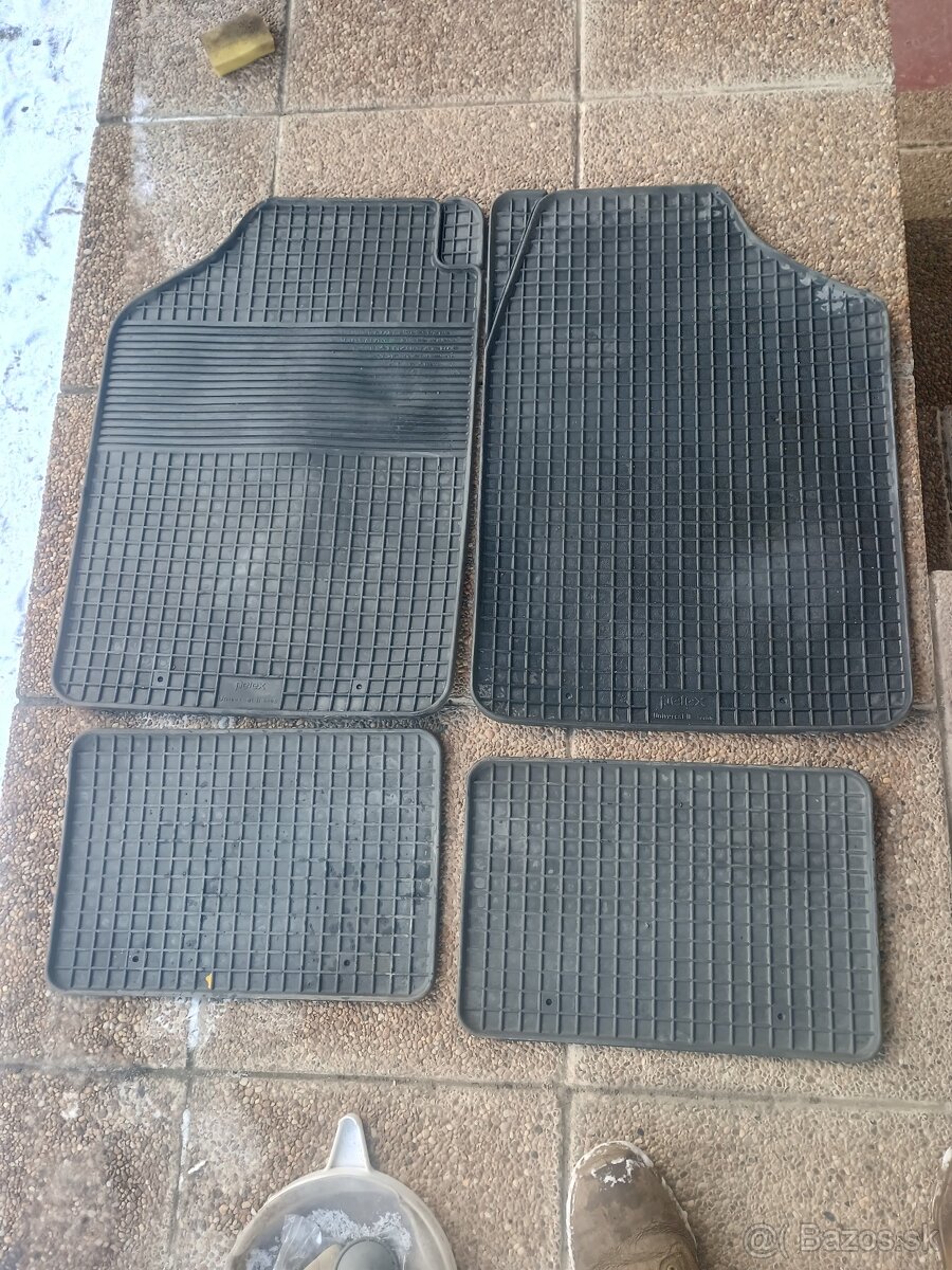 Predám gumené rohože do trojkového golfa.