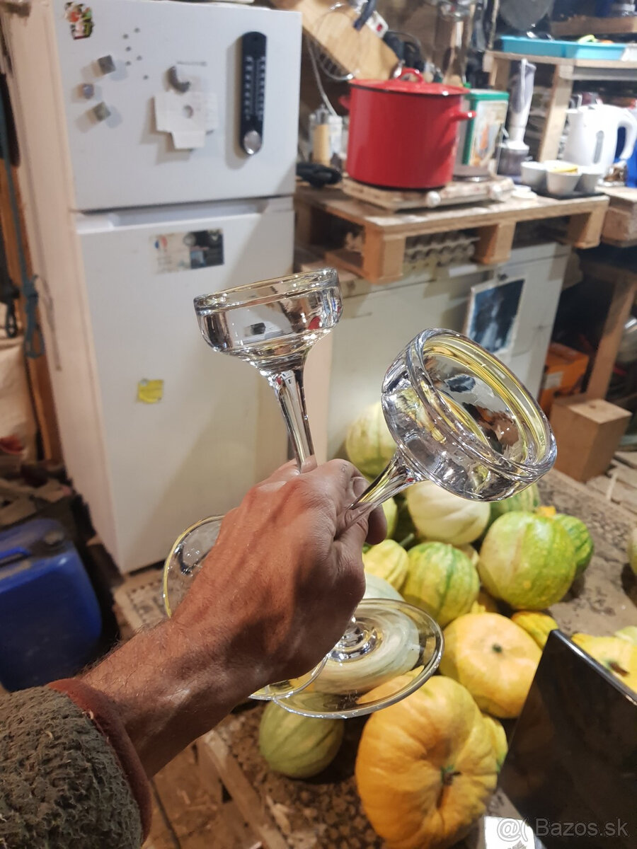 Darujem dva svietniky