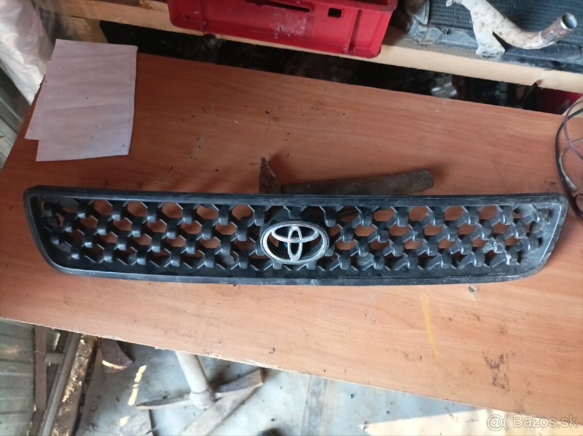 Toyota RAV4 predná maska