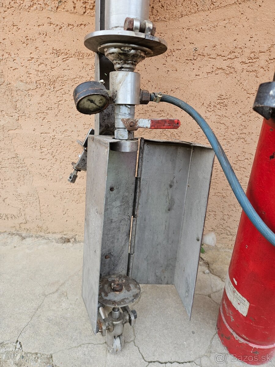 Piest a fľaša na co2