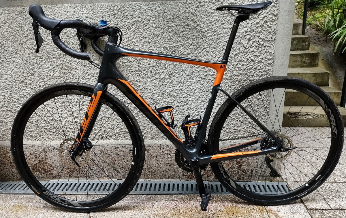 Cestny karbonovy bicykel Giant Defy Advanced 2