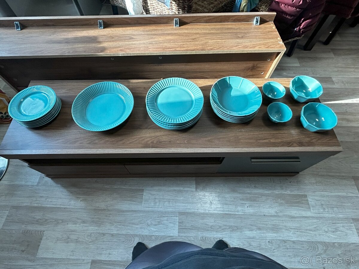 sada porcelánových tanierov