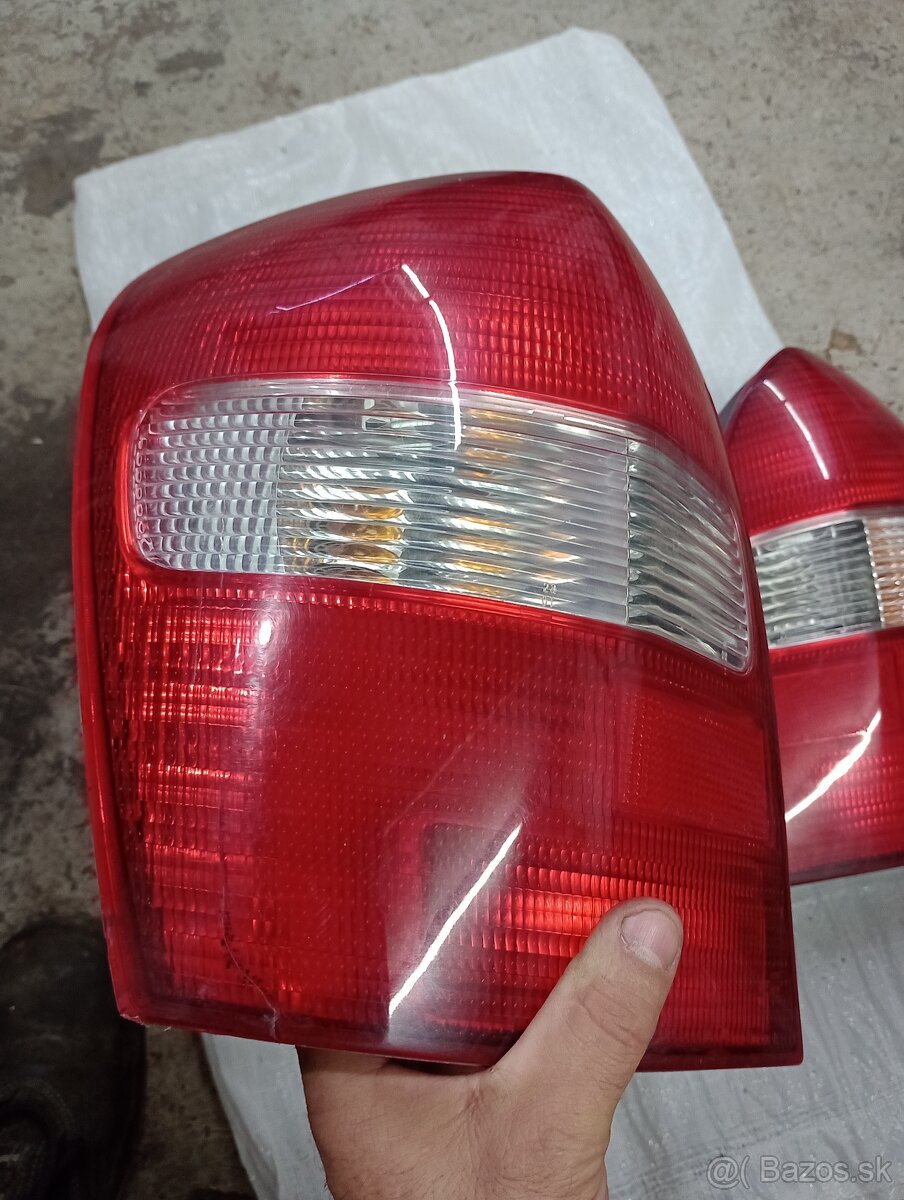 Mazda 323f z roku 2001-náhradné diely