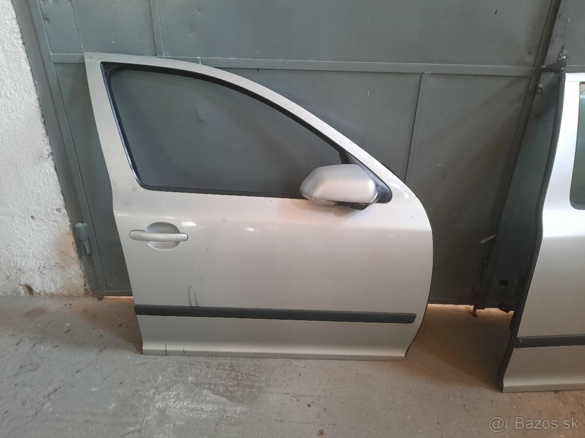 Skoda Octavia 2 predne prave dvere neposkodene farba 9102
