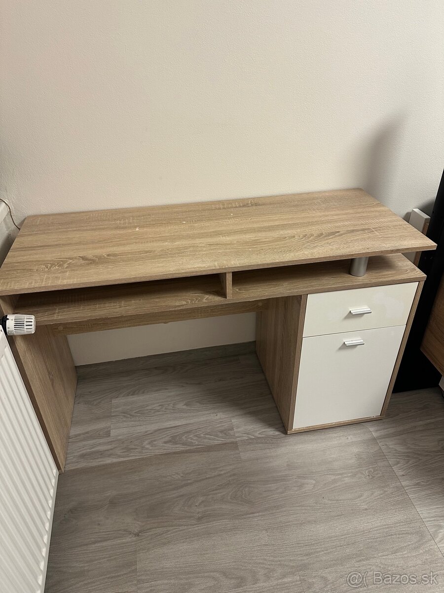 Písací stôl a stolička