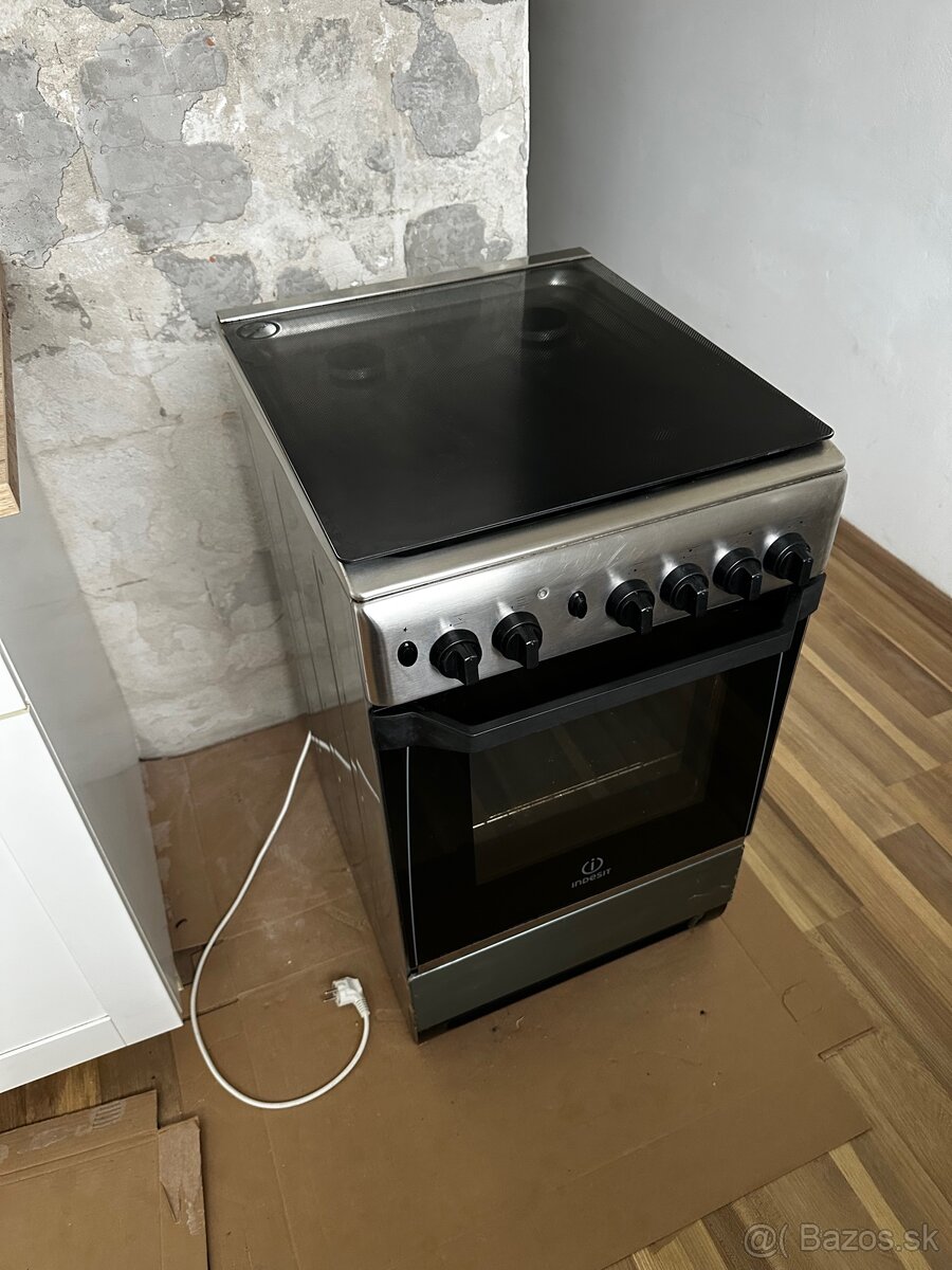 Plynový sporák s rúrou Indesit