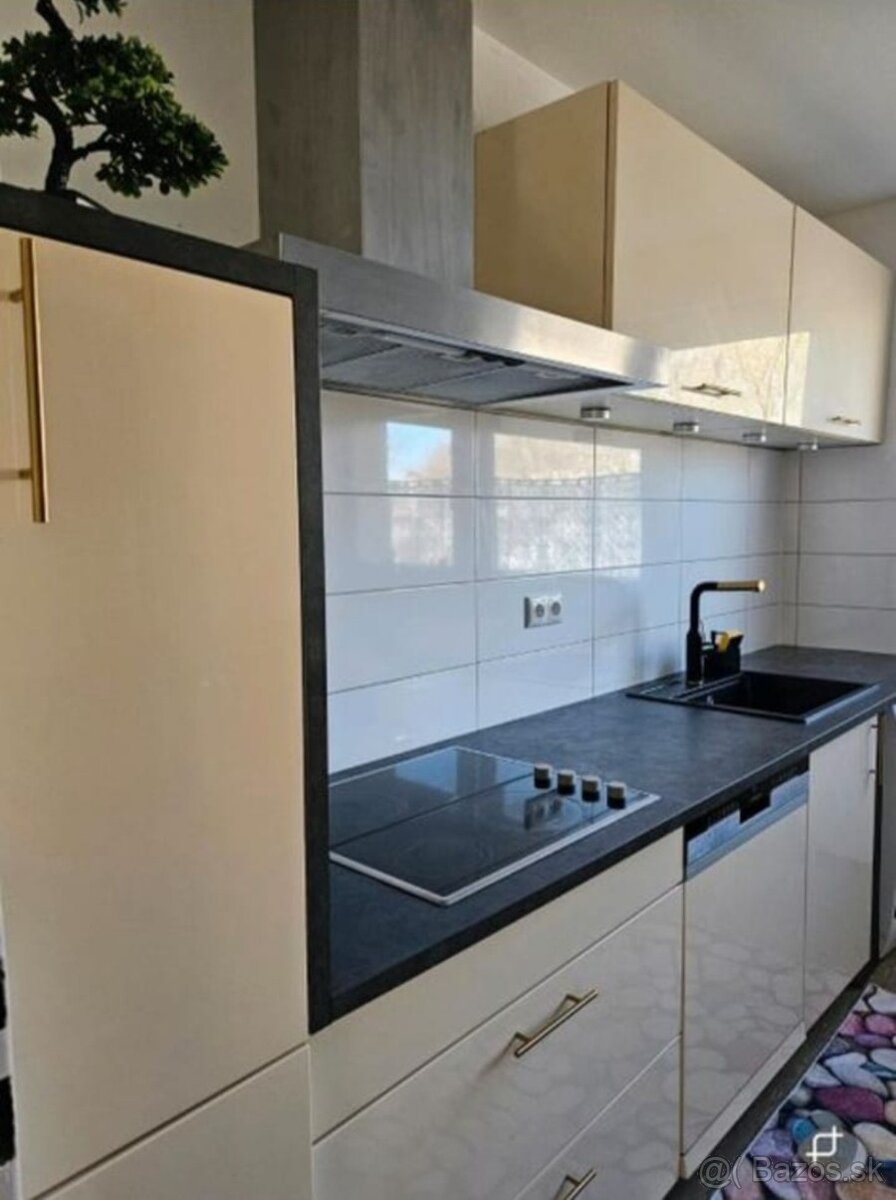 Moderní lesklá kuchyně se sotřebiči,5720