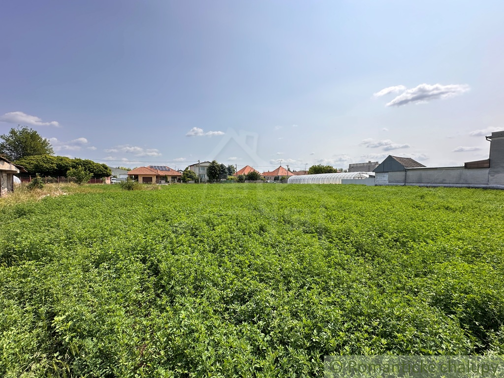 Päť slnečných pozemkov v rôznych veľkostí v kúpeľnom meste