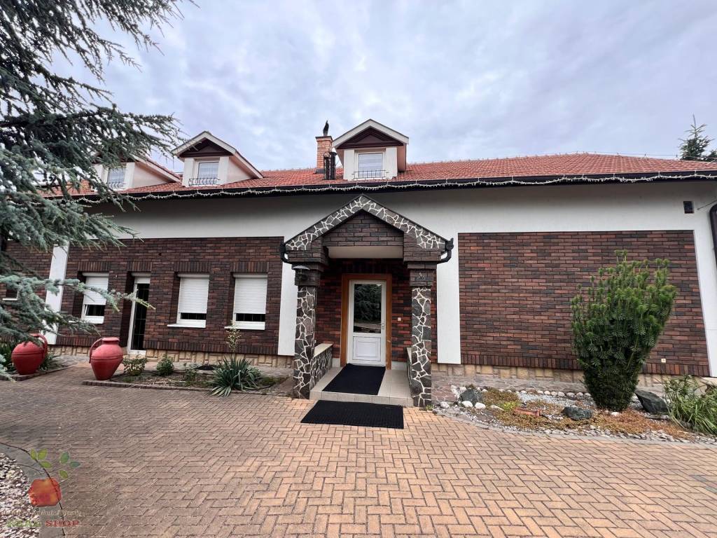 Výnimočná 9-izbová nehnuteľnosť s veľkým pozemkom – ideálna 