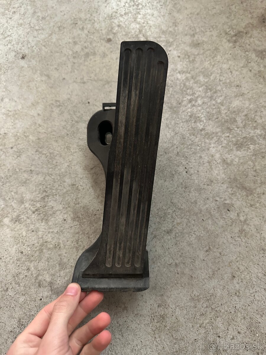 Škoda octavia 2 plynový pedál