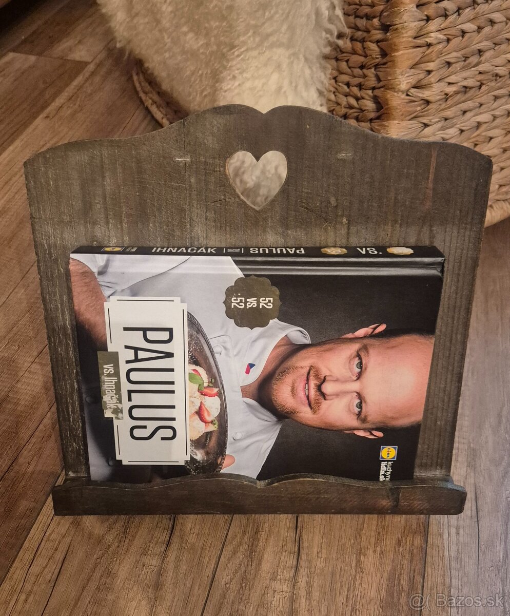 Drevený stojan na knihy