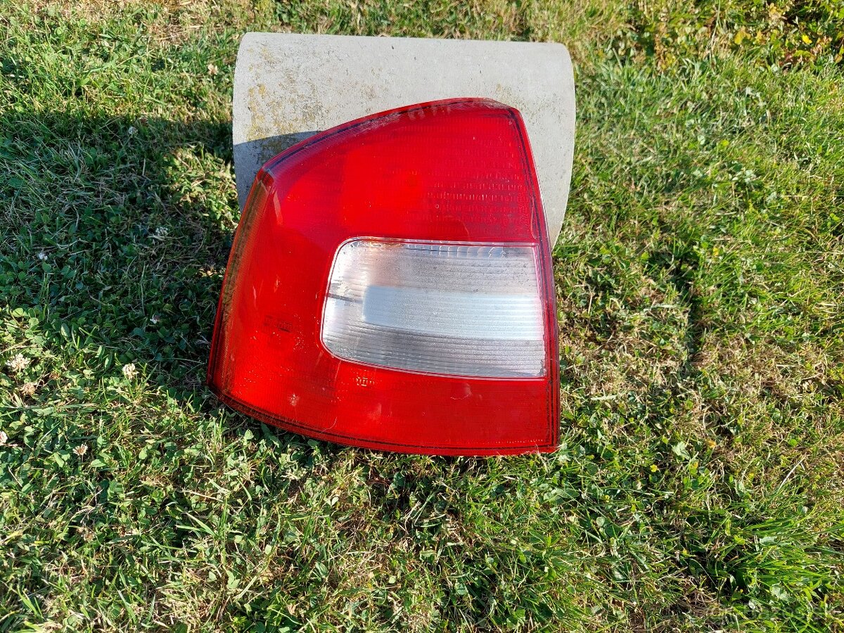 ZADNE SVETLA ŠKODA OCTAVIA 2 SEDAN FACELIFT
