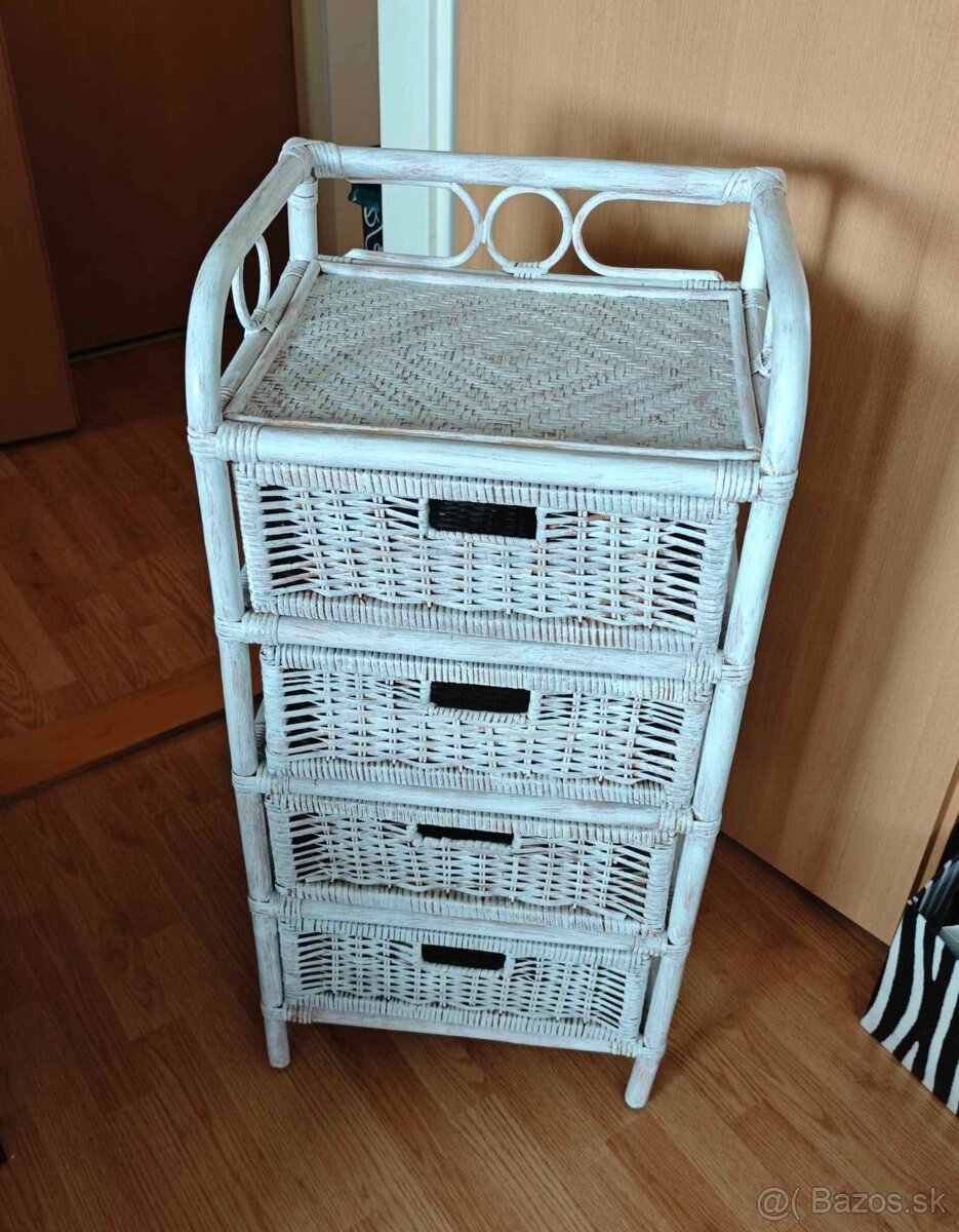 Biela ratanová komoda