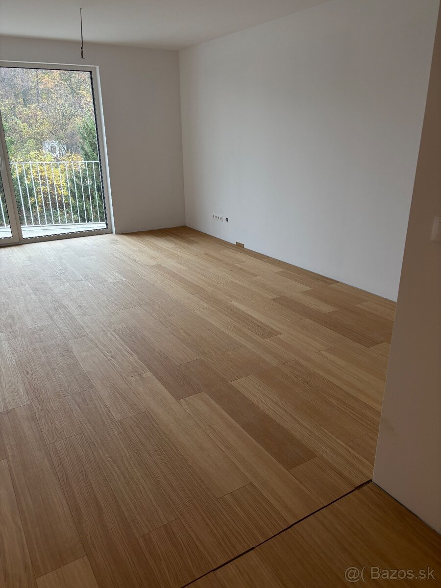 Pokládka plávajúcej podlahy + interiérové dvere