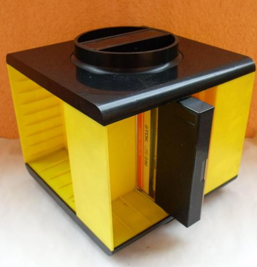 Retro otočný stojan na mc kazety žlutý (Logarex)