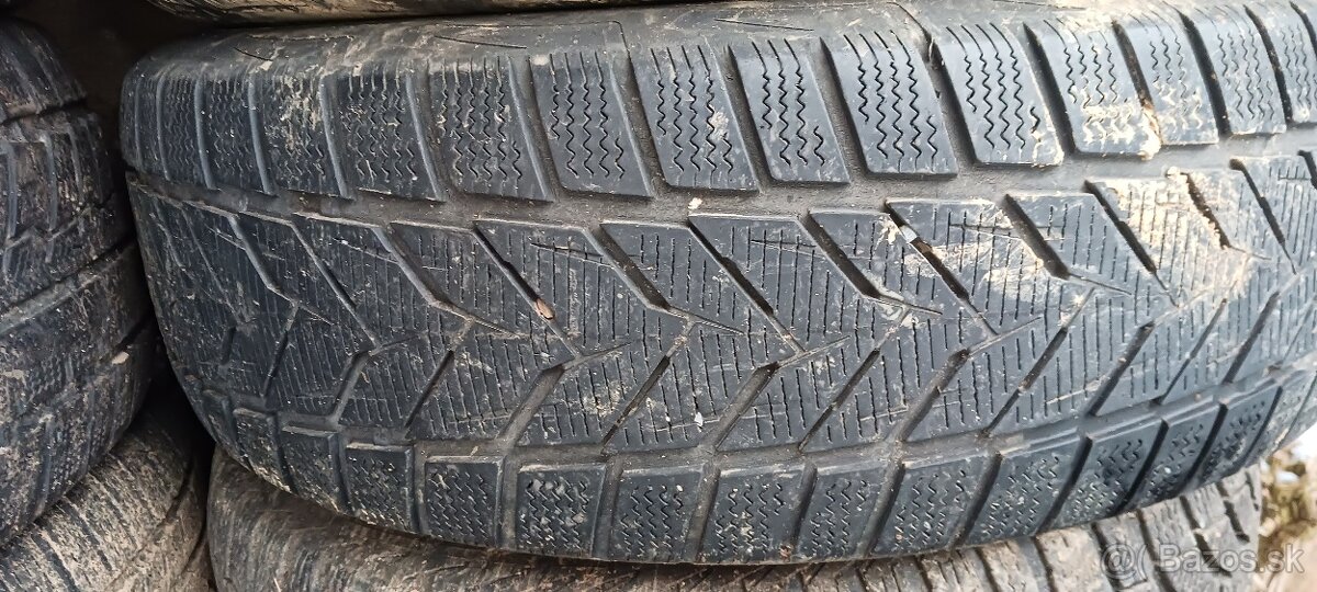 Predam zimne pneumatiky 215/65 r16
