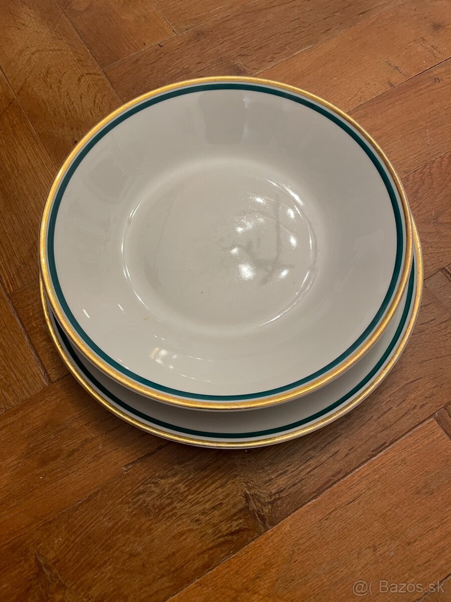 rôzne retro taniere a kuchynský riad