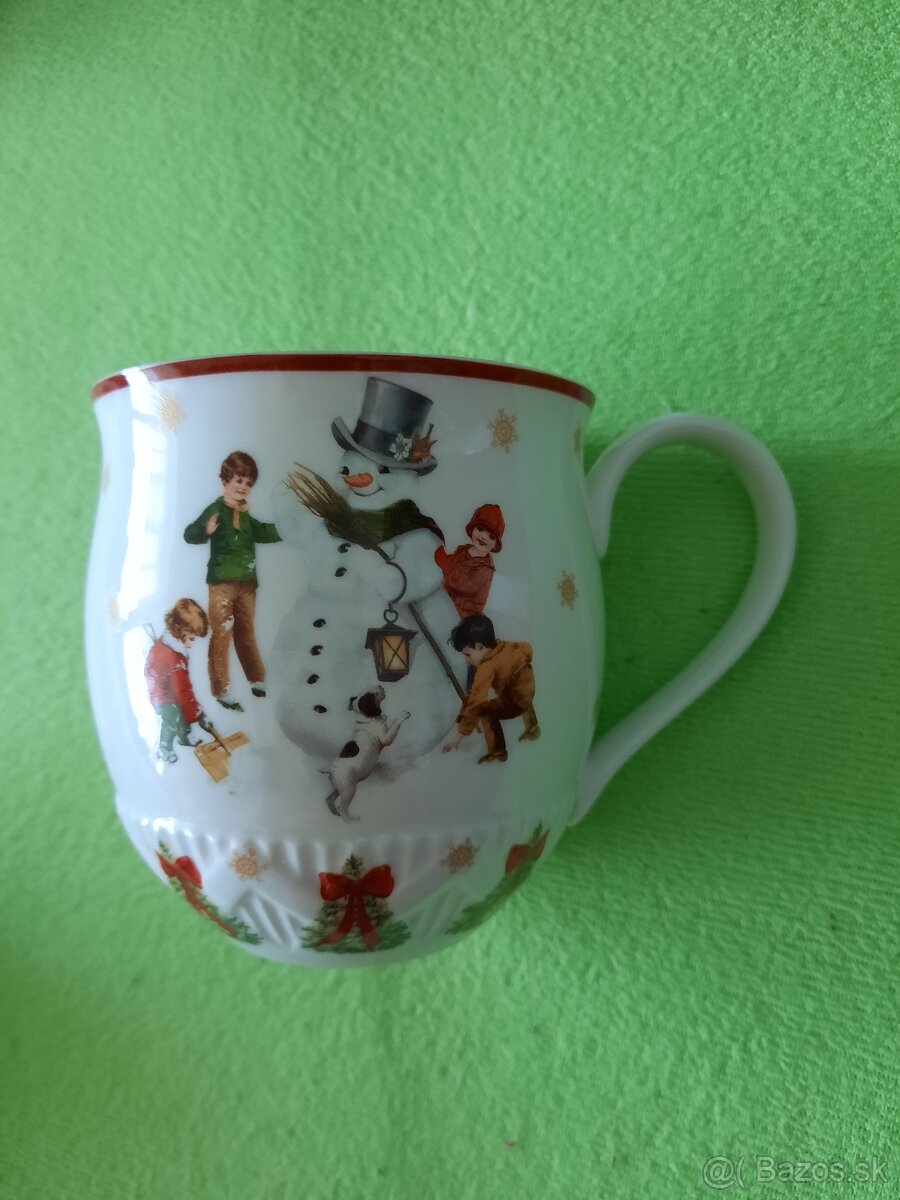 Vianočný hrnček stavanie snehuliaka