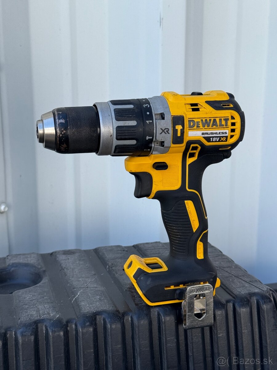 AKU skrutkovač s príklepom Dewalt