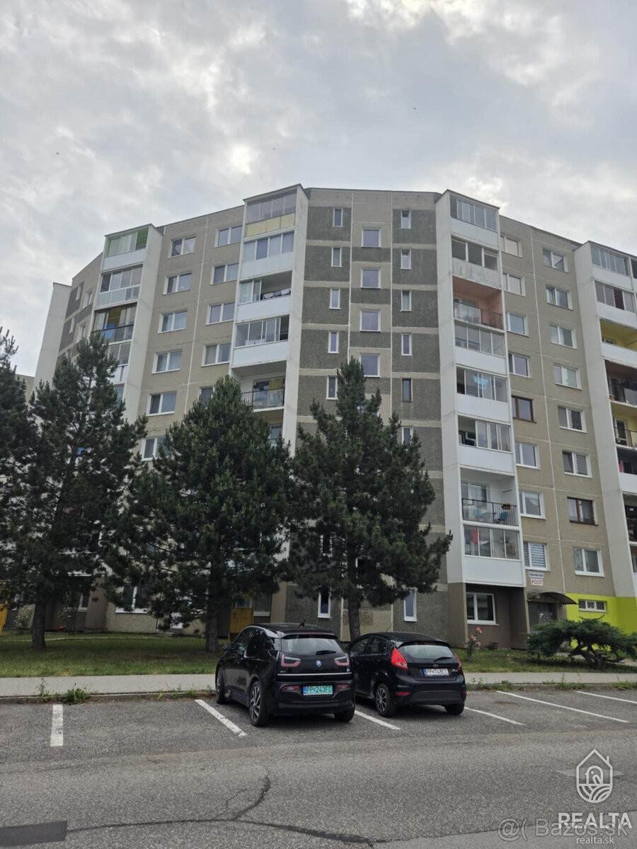 Priestranný 3-izbový byt s balkónom a výhľadom na Tatry