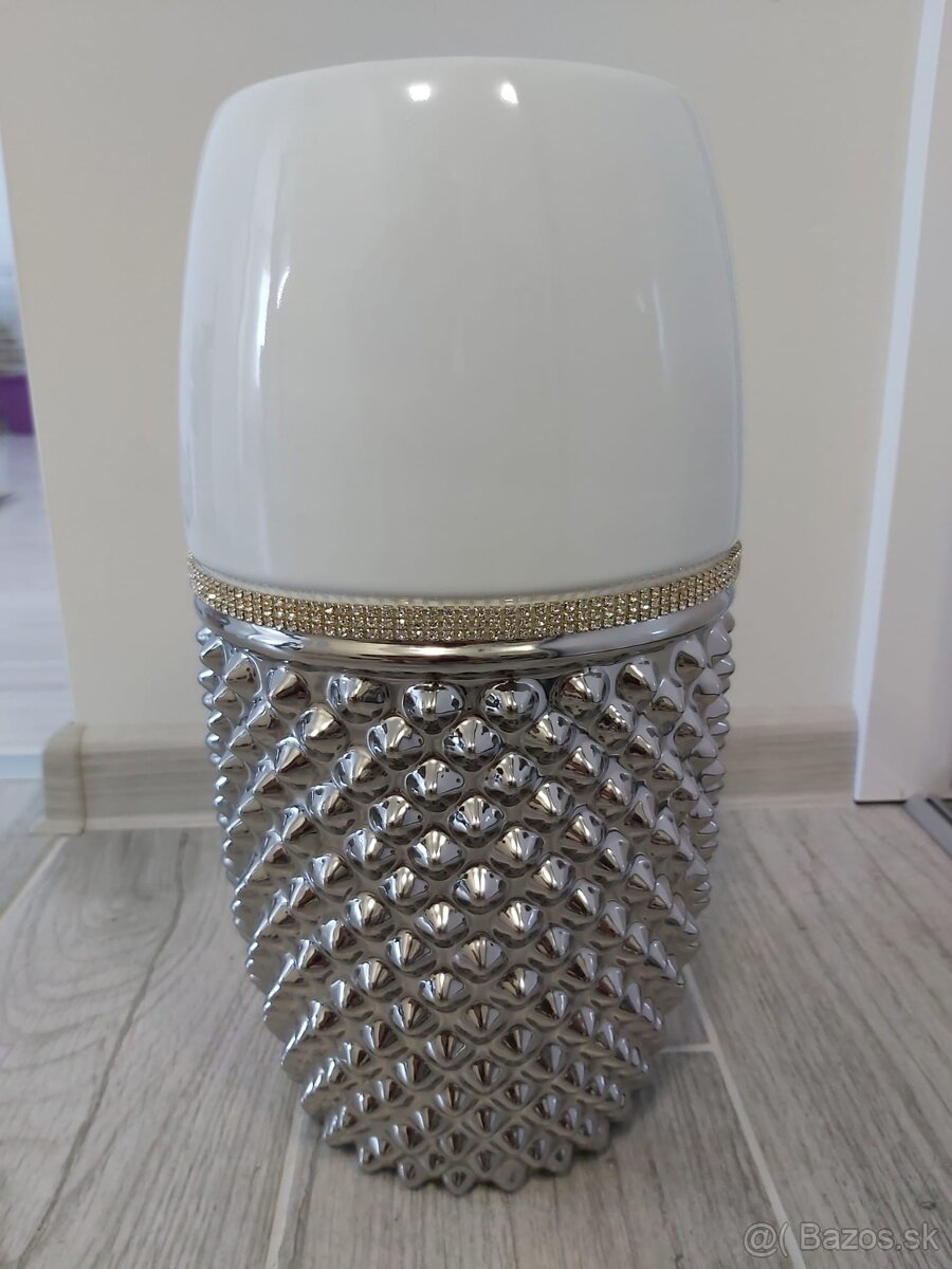Predáme peknú novú nepoužitu keramickú porcelanovu vazu