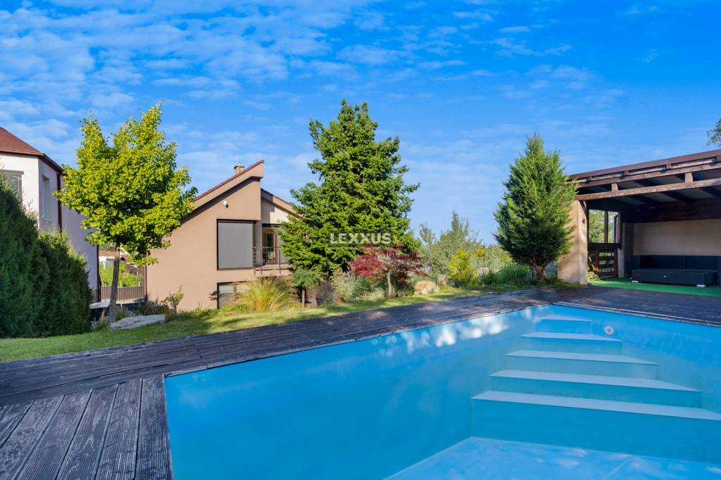 | Veľkorysý 8-izbový rodinný dom s bazénom na Zvončekovej ul