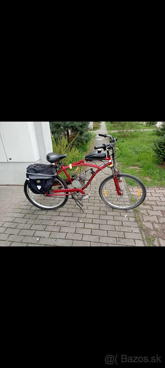 Cestny bicykel s benzinovym motorom
