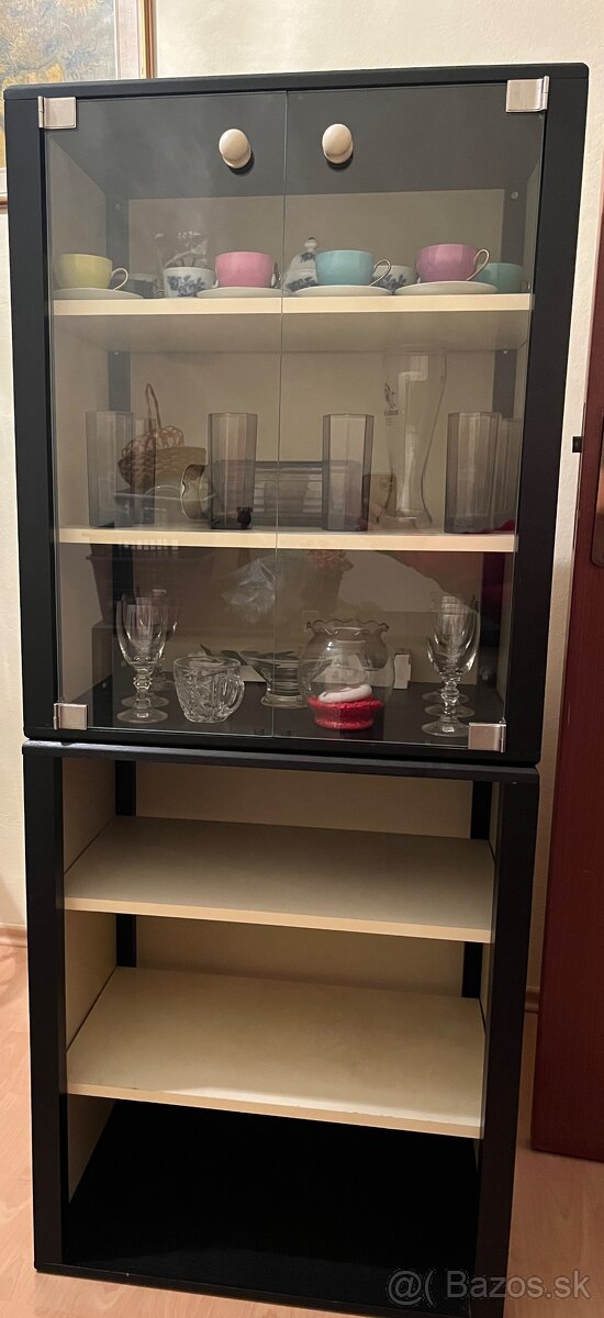 Sklenena vitrina a skrinka s polickami