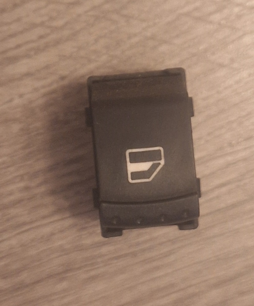 Predám spínač ovládania okien Škoda Fabia