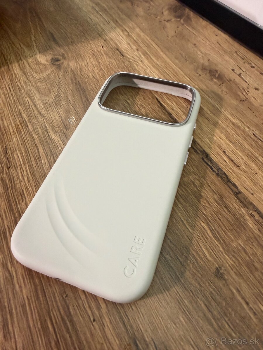 Predam kvalitný kryt na Apple IPhone 17 PRO PANZER GLASS