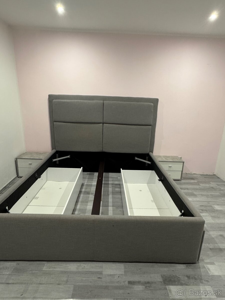 Čalúnená posteľ s nočnými stolíkmi